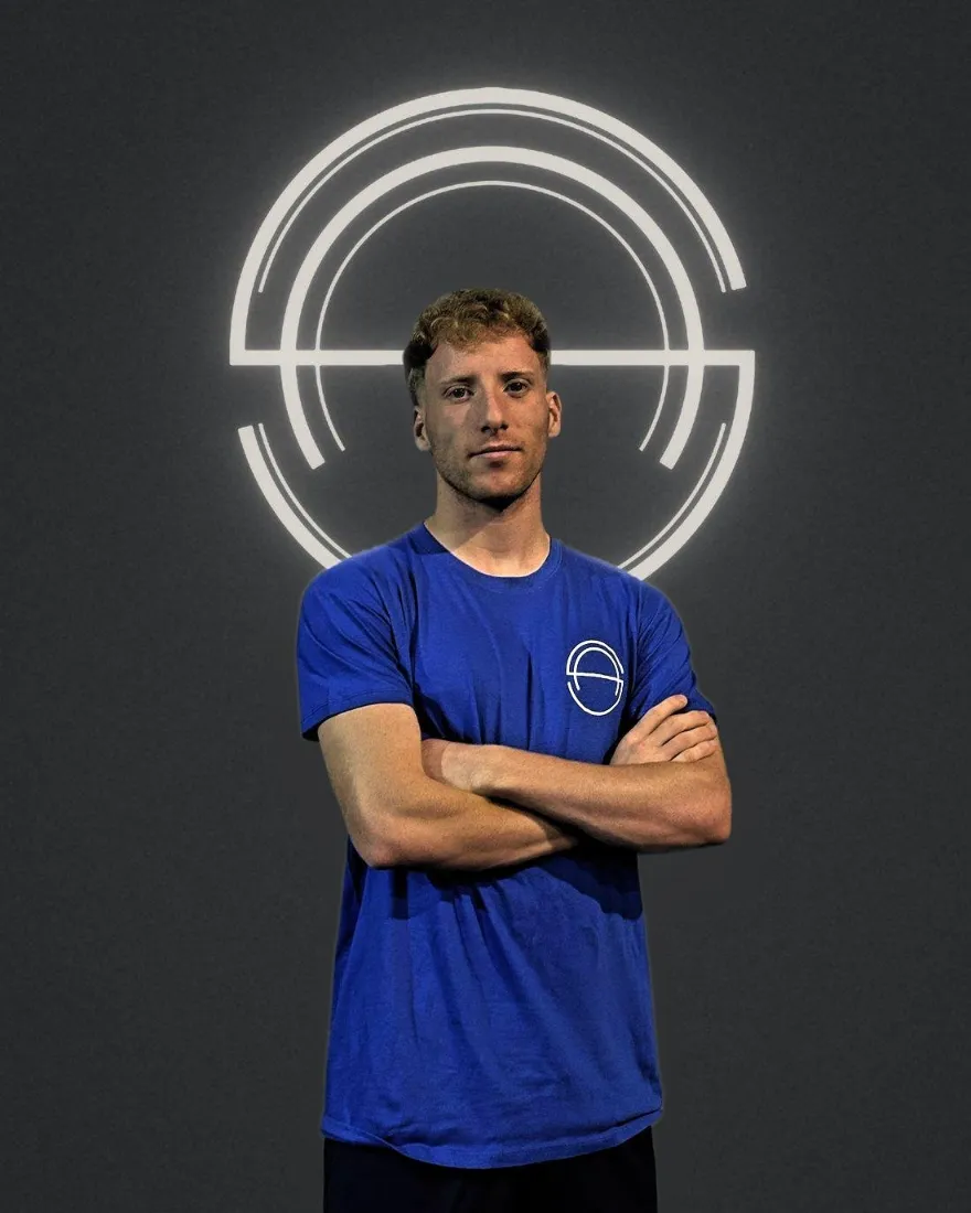 Alessandro Sciandra davanti alla sua insegna